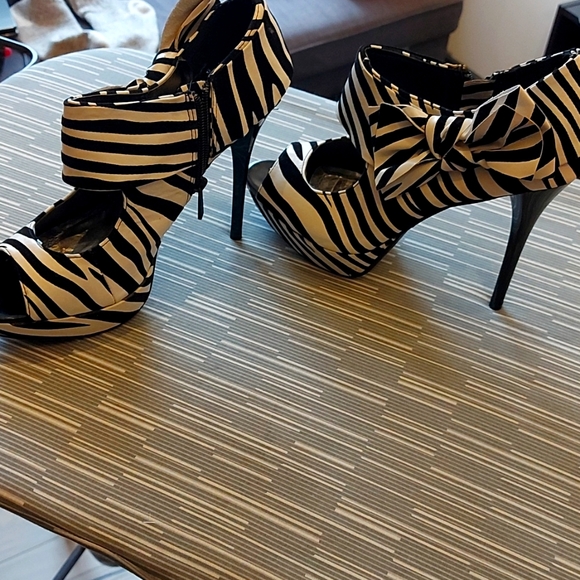 ZEBRA PRINT PUMPS - Picture 1 of 2